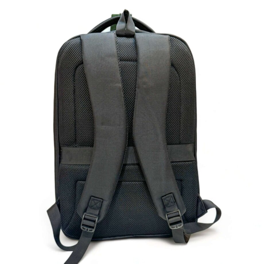 Mochila Magenta semi-rigida de 19" con portanotebook