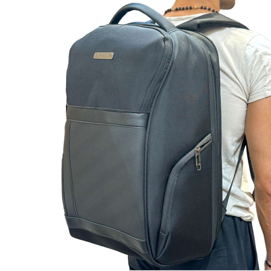 Mochila Magenta semi-rigida de 19" con portanotebook