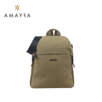 Mochila Amayra eco cuero verde con correa.