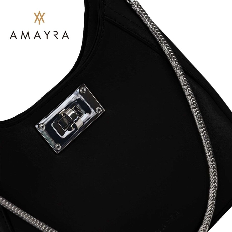 Cartera Amayra bandolera negra chica con cadena.