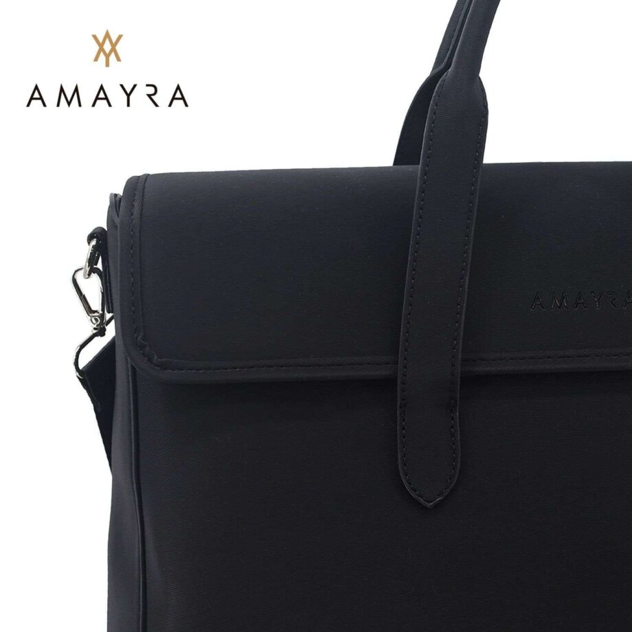 Cartera Amayra grande negra con tapa.