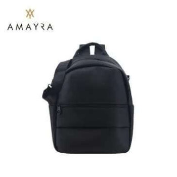 Mochila Amayra eco cuero con correa color negra.