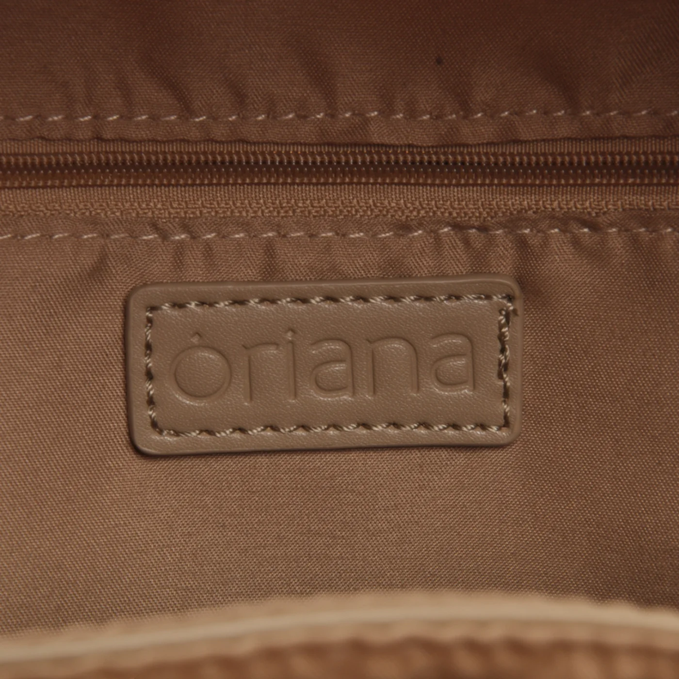 Mochila Oriana de Vestir Microfibra Premium Beige.