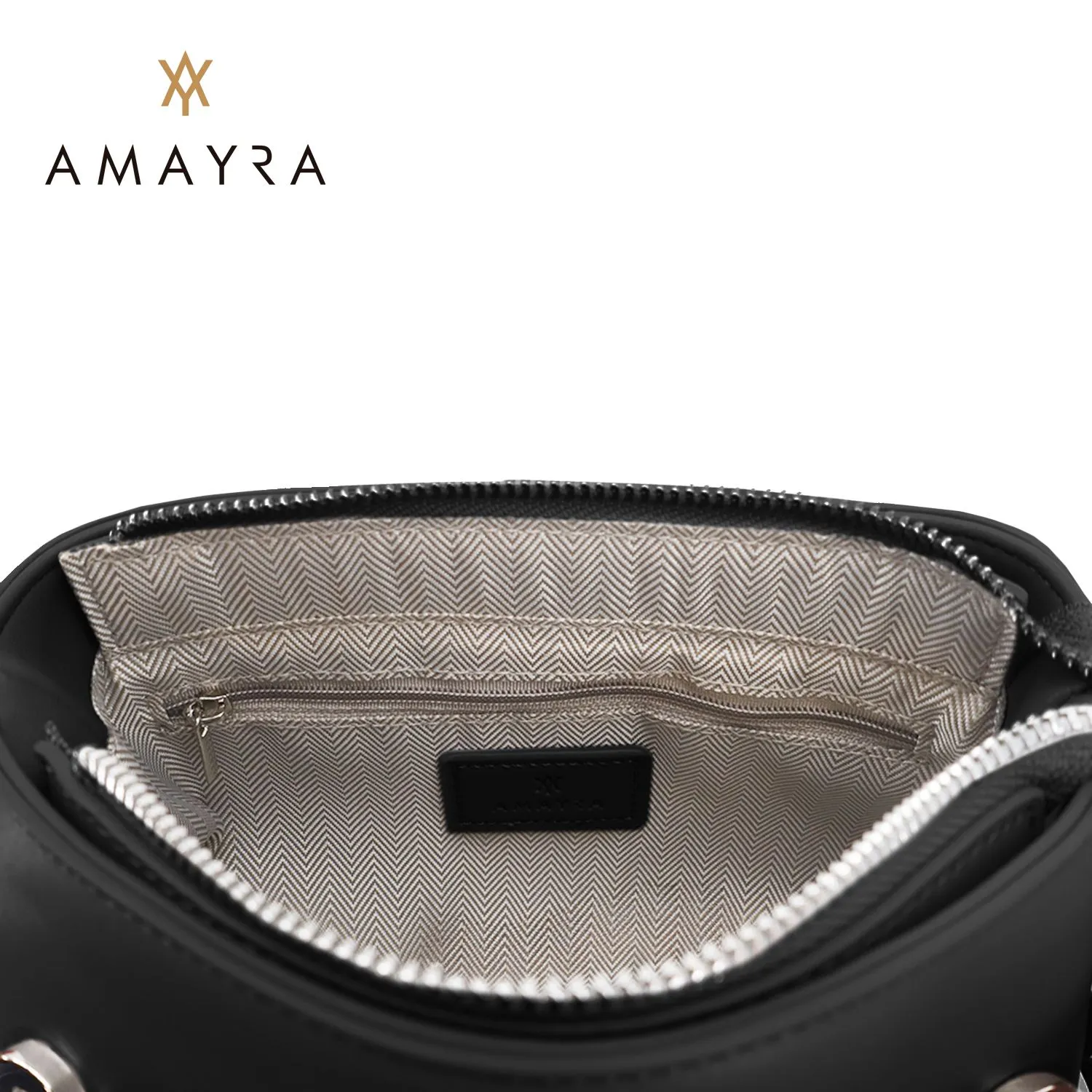 Cartera Amayra Bandolera Con Tapa Color Negro.