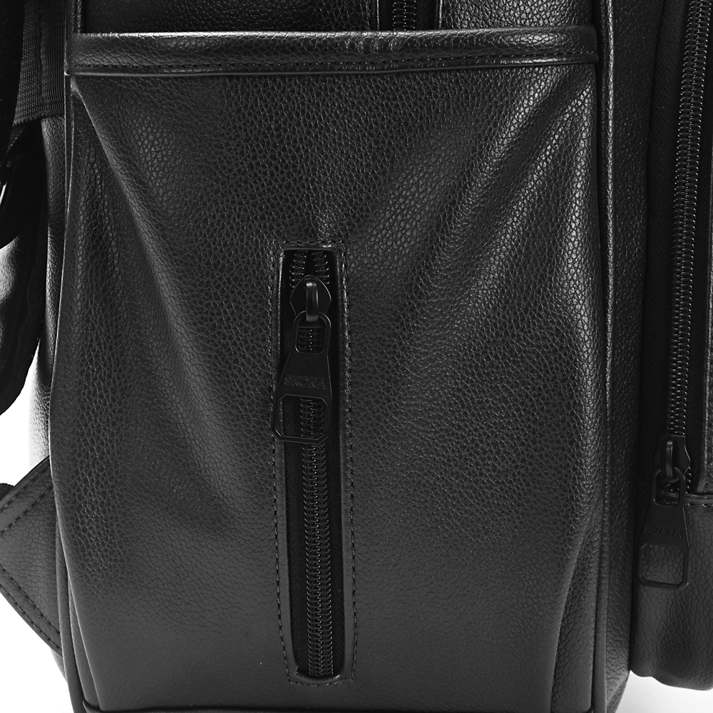 Mochila Maternal Skora Negra C/Cambiador Eco Cuero y Sujetador Para Cochecito