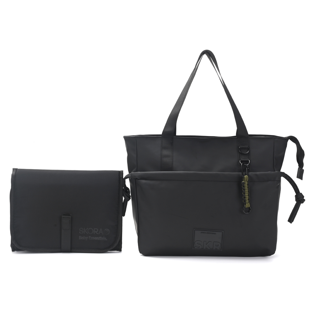 Bolso Maternal Skora Con Cambiador y Llavero Color Negro