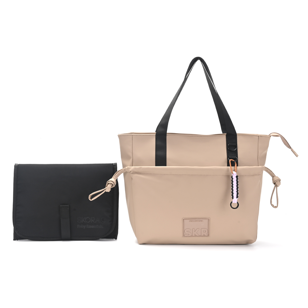 Bolso Maternal Skora Con Cambiador y Llavero Color Beige