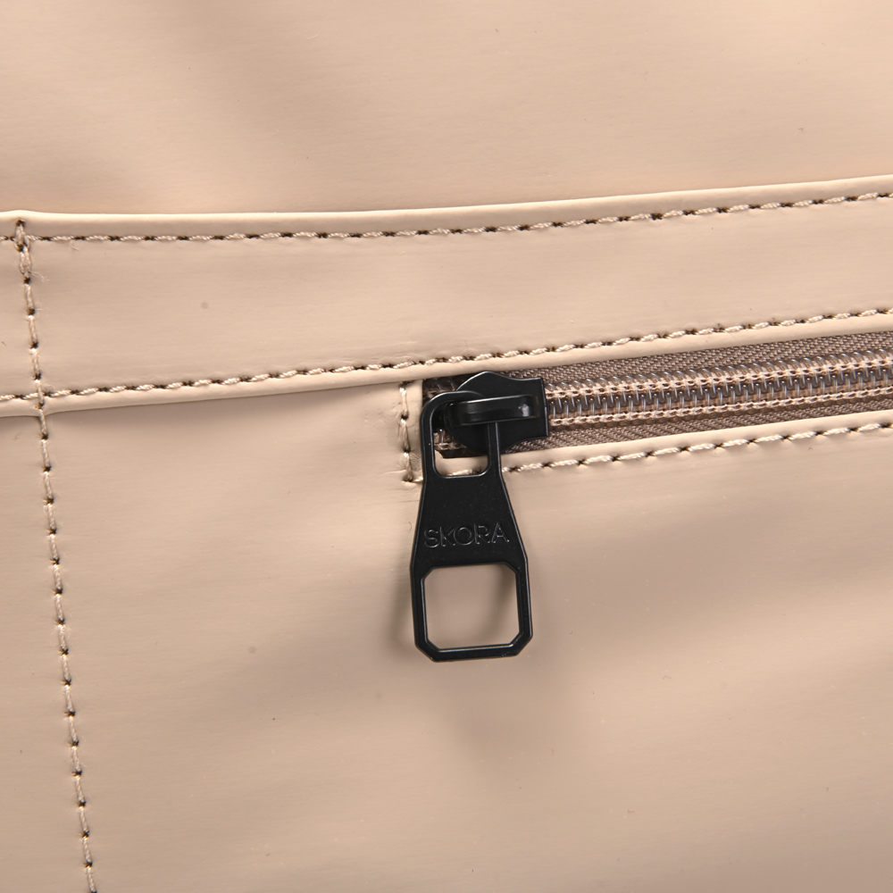 Bolso Maternal Skora Con Cambiador y Llavero Color Beige