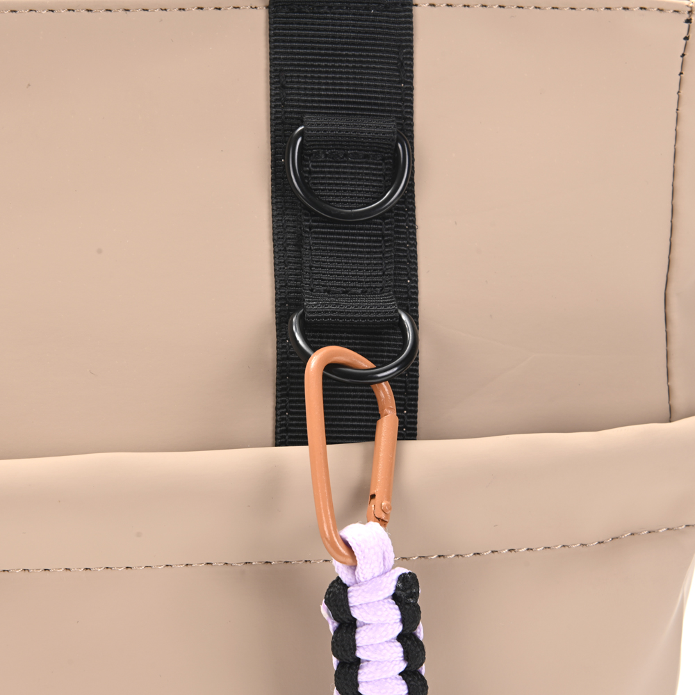 Bolso Maternal Skora Con Cambiador y Llavero Color Beige